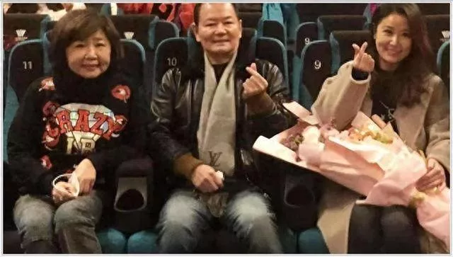 林心如父母办金婚酒宴,林心如粘爸爸