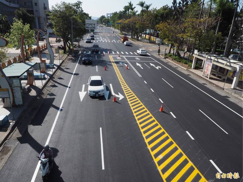 黄色线即为槽化线，跨越就要罚。（记者陈凤丽摄）