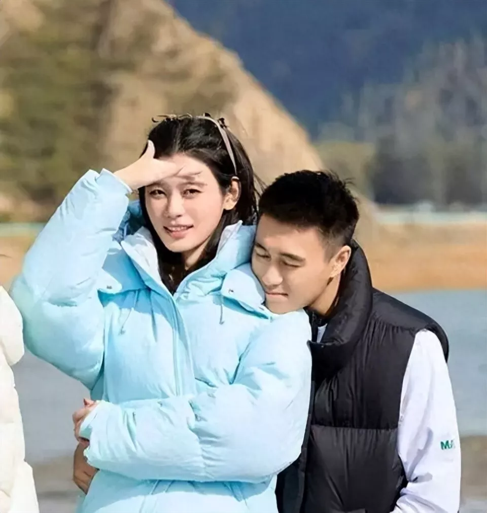 吴千语夫妻现身广东!穿露脐装身材火辣