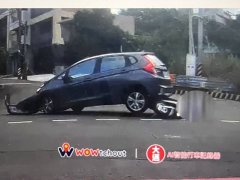 疑倒车不慎撞机车 竹县路人惊见骑士遭拖行