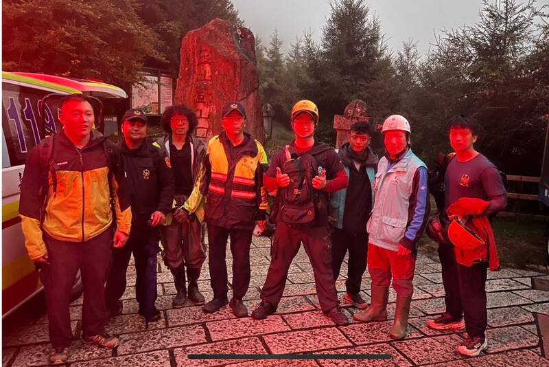 救援人员冒雨完成救援任务。(图由警方提供) 救援人员冒雨完成救援任务。(图由警方提供)