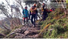 女子攻玉山主峰高山症发作 警消冒雨救援接力背下山