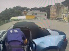 开母亲马自达百万跑车抢银楼被逮 娘叹:家里不缺钱干嘛要抢?