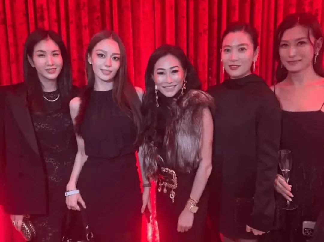 慈善晚宴变奢靡派对:顶流,全塌了