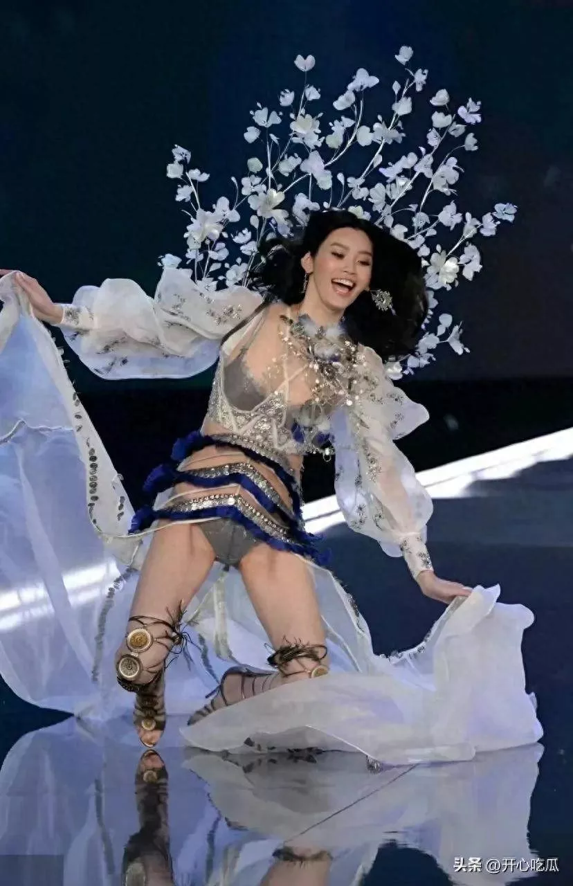 杨幂穿透视装参加2025年维密大秀!刘雯太保守了