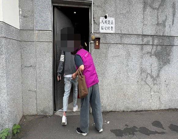 陈姓男子（图左）欠税还隐匿处分财产，法务部行政执行署新北分署将他声请管收获准。（新北分署提供）