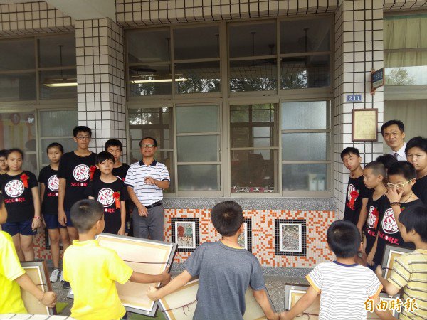 树人国小毕业典礼，艺术墙由毕业生揭幕，中低年级学弟妹将版画作品还赠高年级与毕业生，象征传承版画精神。（记者王涵平摄）