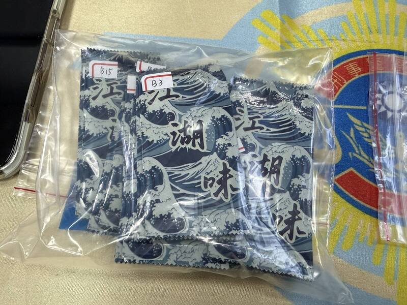 高雄歇业小吃部变身越籍毒趴KTV，警攻坚逮38名越南籍男女，查扣毒品。（民众提供）