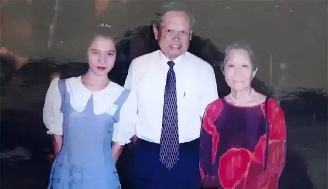 由左到右：翁帆、杨振宁、杜致礼