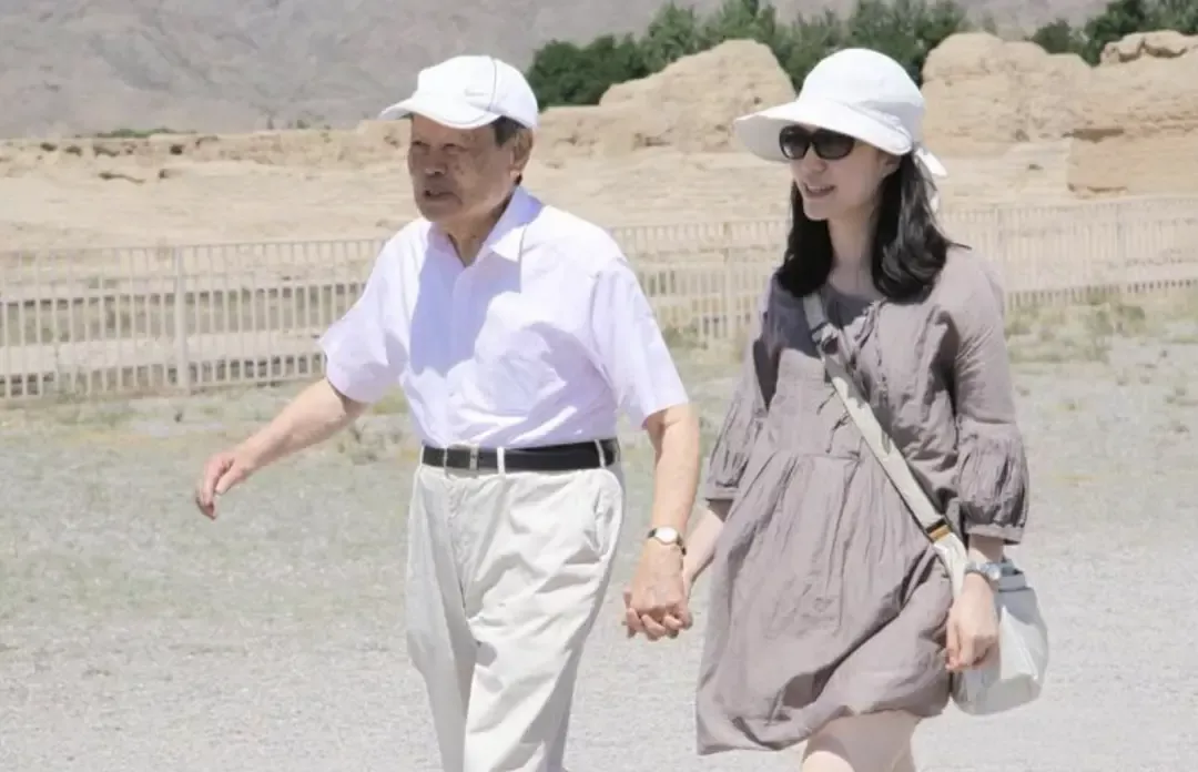 杨振宁与翁帆旅行时的合照