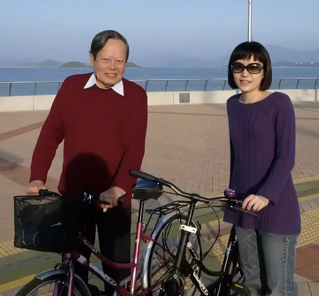 2004年，杨振宁与翁帆第一次在外游玩