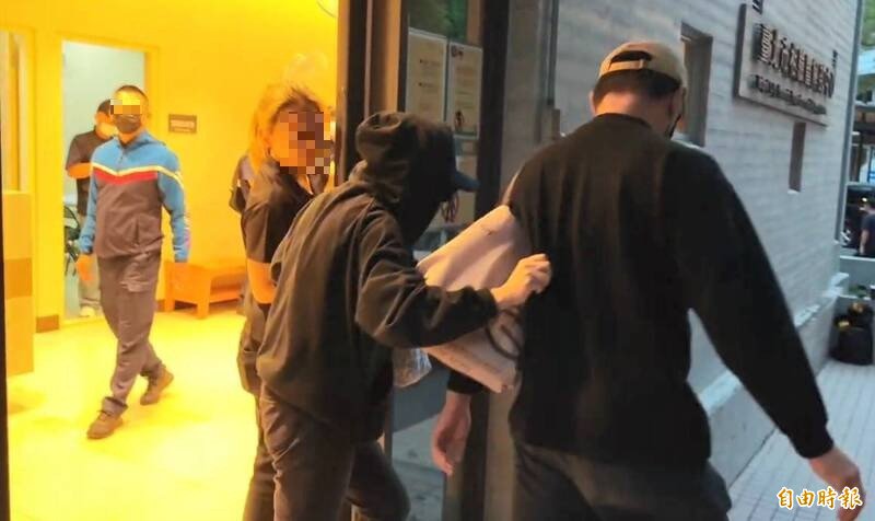 陈男母亲及亲友家属离去时不发一语。（记者陆运锋摄）