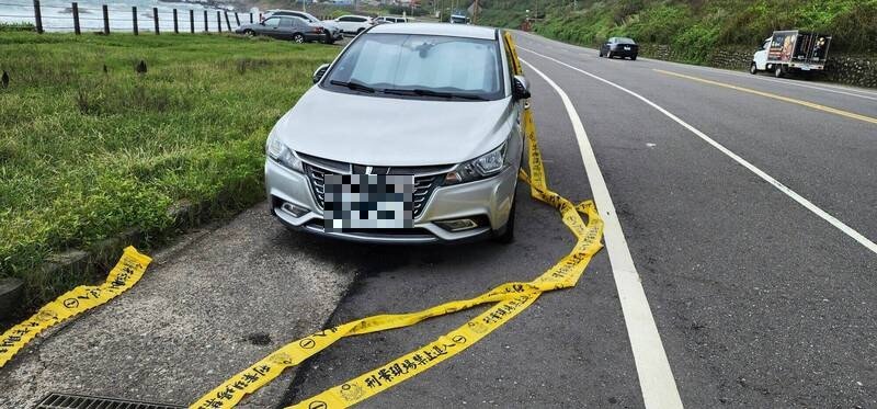 1辆停在新北市瑞芳区建基路2段路旁轿车，今天上午被人发现车内传出尸臭味，警方发现躺在车内的许姓女驾驶已气绝多时。（记者吴升儒翻摄）
