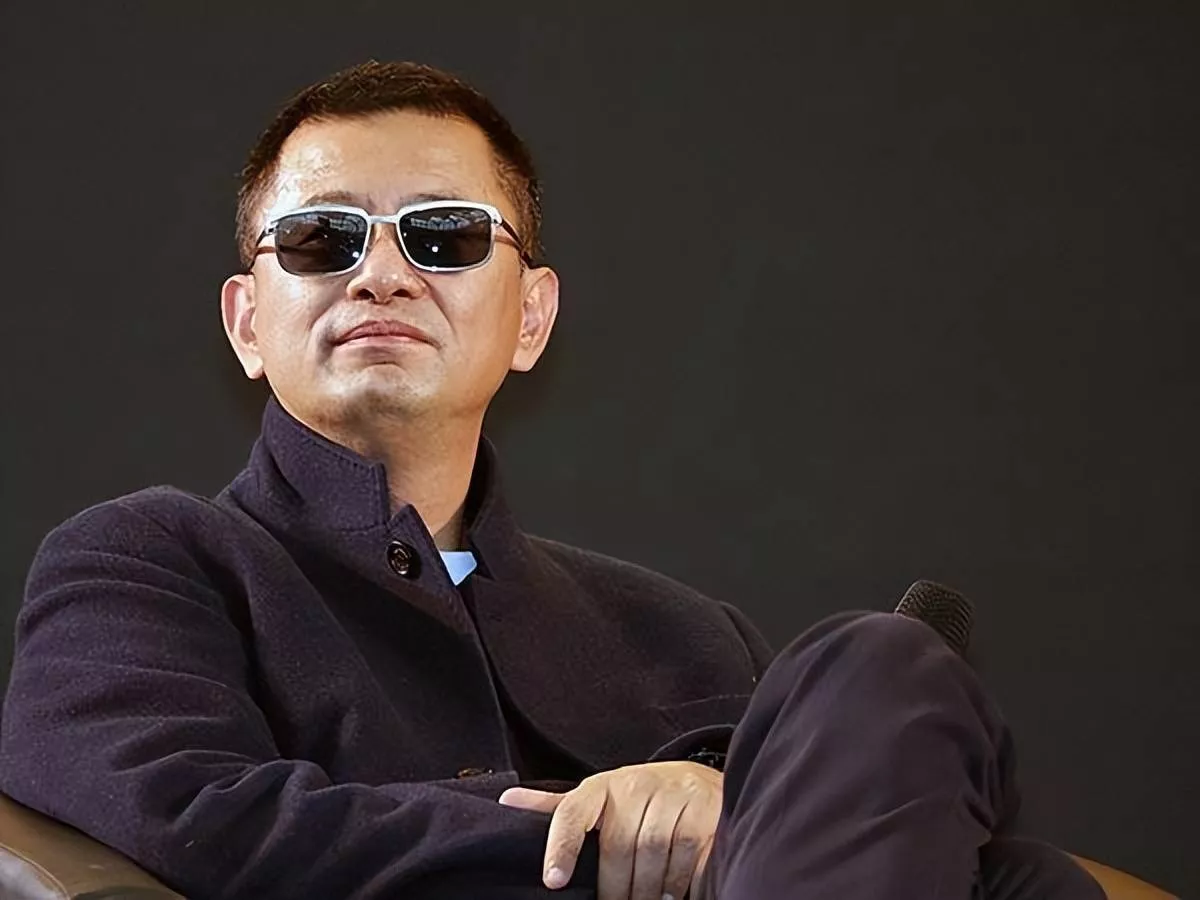 王家卫评论区沦陷!跟秦雯调情还曾让女配音员舔手