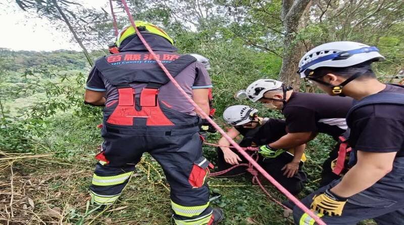消防人员垂降救援，将驾驶39岁温姓男子平安救出。（消防提供）