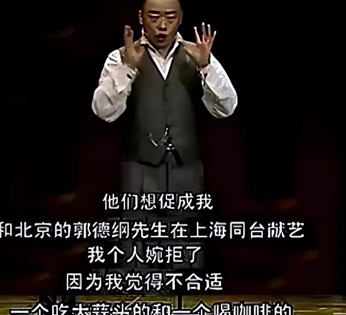 58岁周立波头发稀疏身体暴瘦,在街头拄拐行走