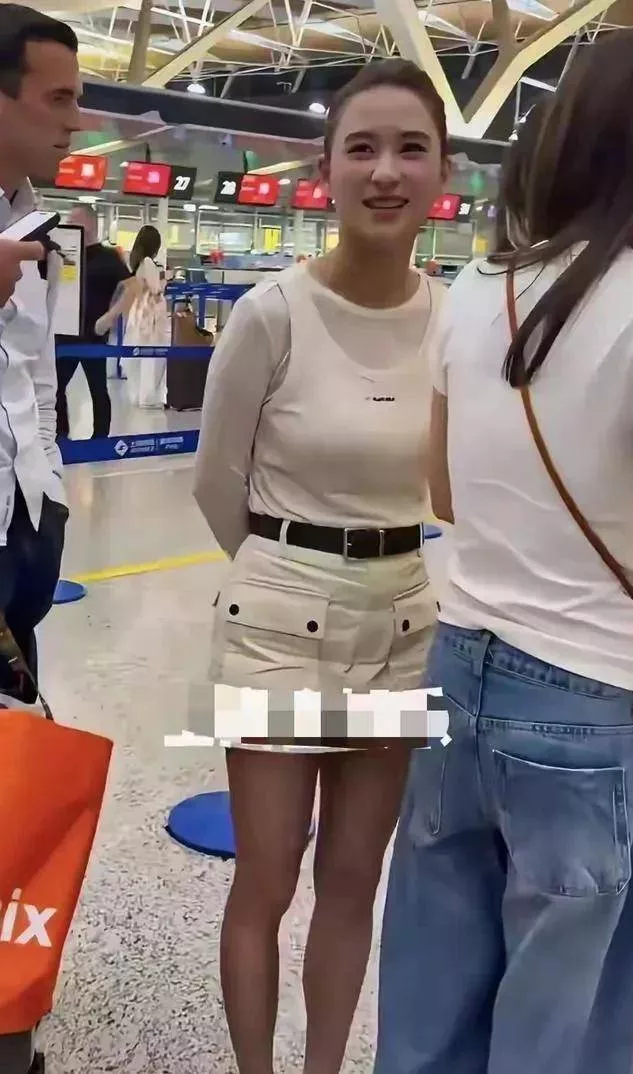 网友机场偶遇何超莲，本人弯腰驼背没有气质
