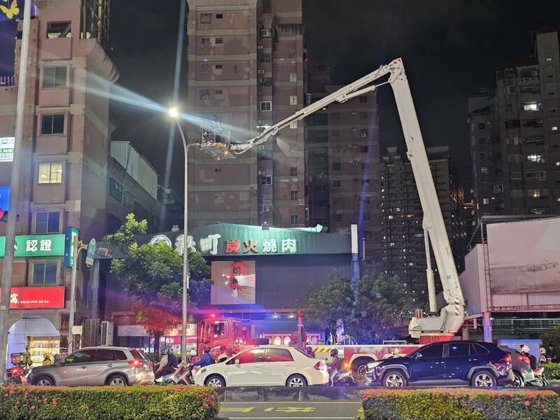 高雄民族一路烧肉店火警，消防队驾设云梯车救火。（读者提供）