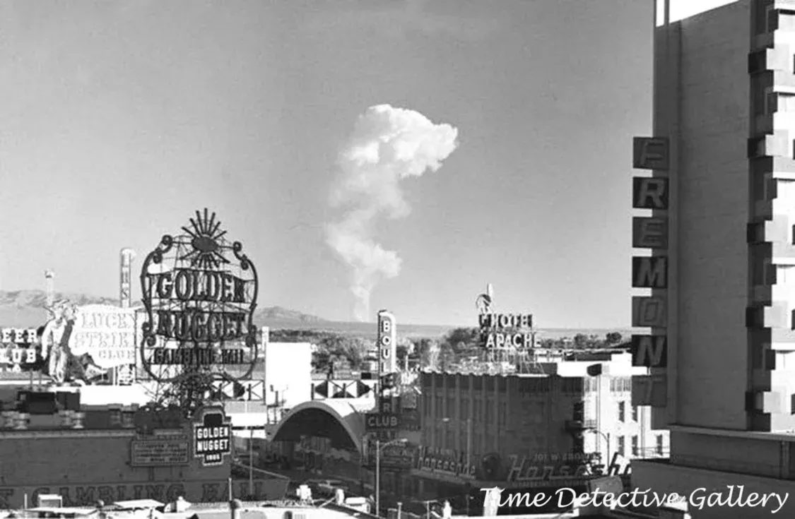 美国1950年代在内华达试验靶场进行核试验期间，附近的拉斯维加斯闹市区都可以看到核弹爆炸后腾起的蘑菇云 社交媒体