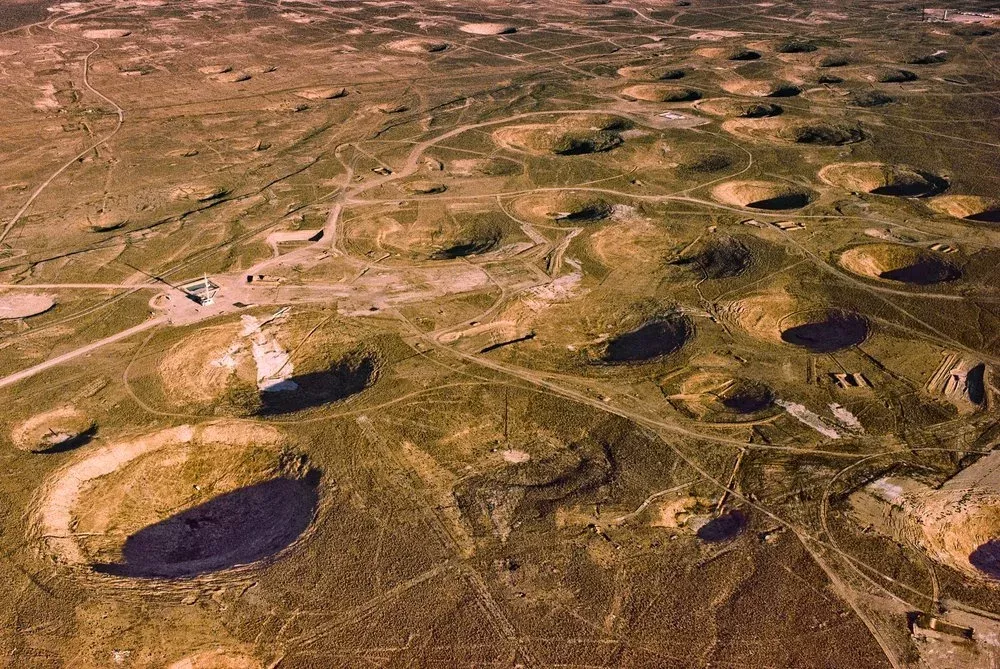 内华达试验场在地下核爆试验后留下的地面塌陷坑