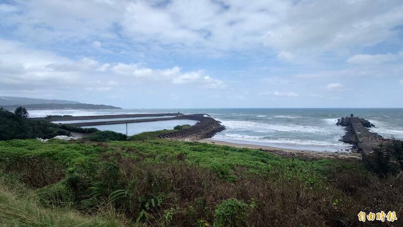 邹姓男子等3共犯趁凌晨将钟姓男子的遗体弃置新北市万里区海域，没想到丢在封闭水域核二厂蓄水池内（左侧），右侧即为开放海域。（记者林嘉东摄）