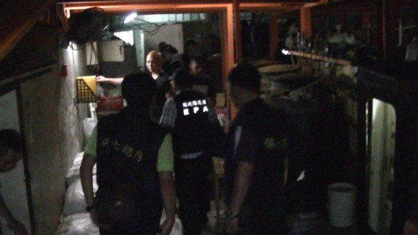检警与环保人员进入工厂寻找暗管。（记者张瑞桢翻摄）