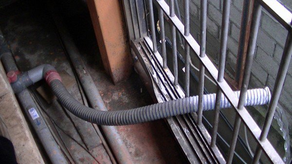 电镀工厂还用类似洗衣机的排水管，把废水排入排水沟。（记者张瑞桢翻摄）