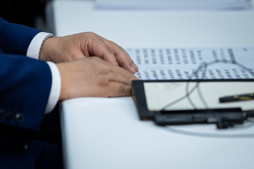 习近平周四在韩国釜山与特朗普会晤时的笔记。这位中国领导人表示，贸易战“近期经历曲折”，对双方都应有启示。
