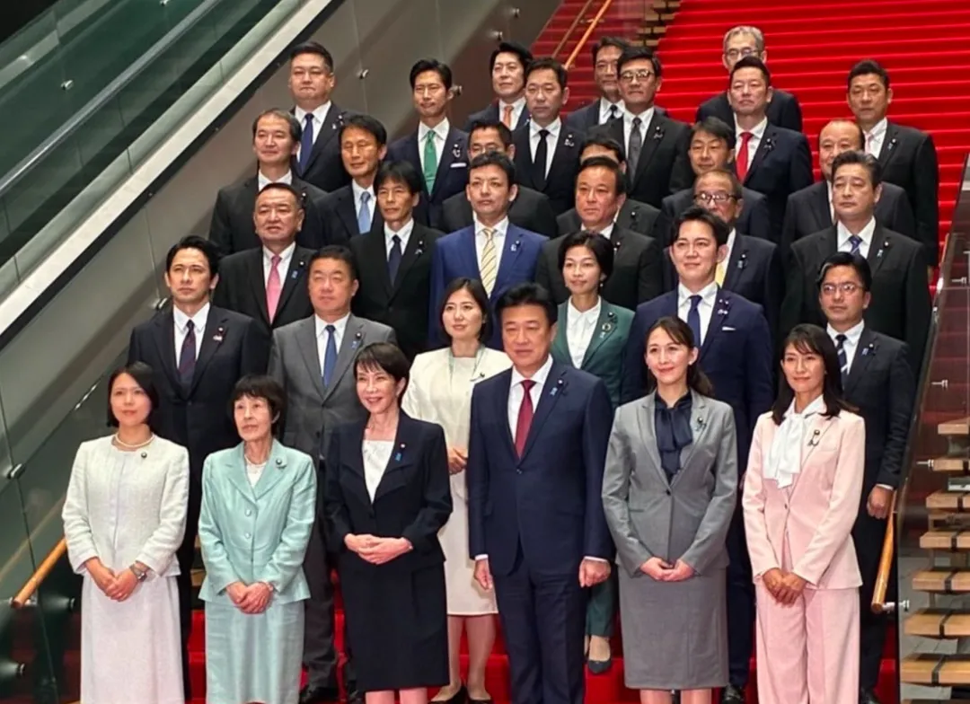 日本写真女星成内阁政务官，性感照片全网刷屏