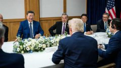 川普让习近平罕见“笑到并轨”