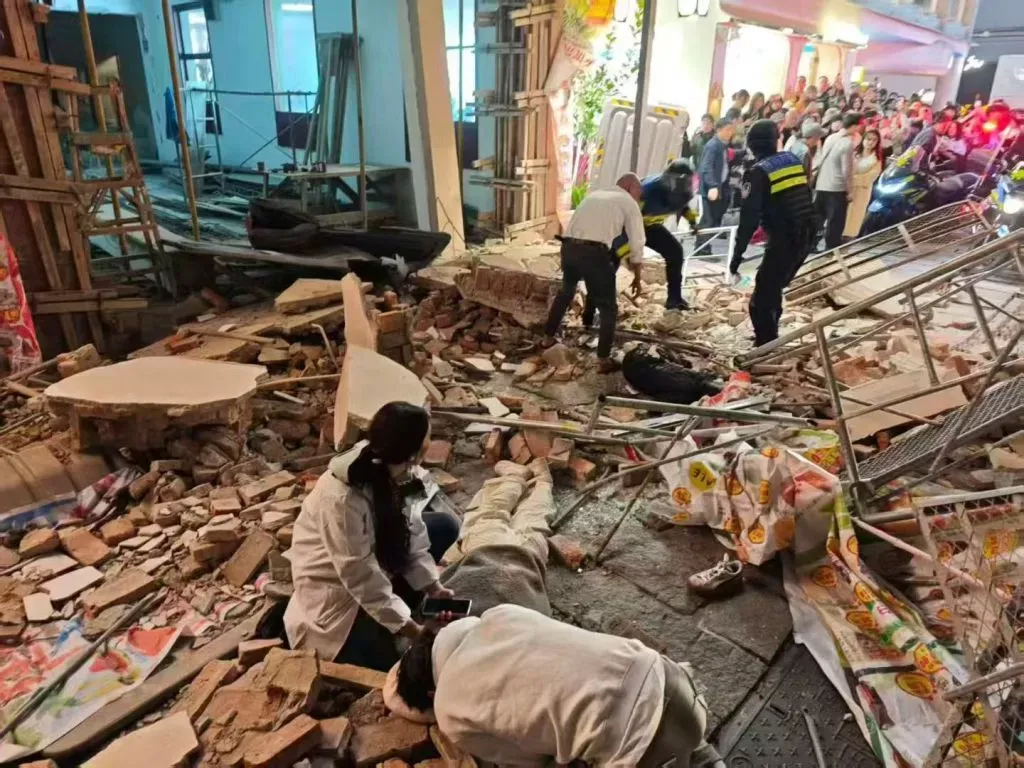 “长沙知名街巷墙体突发垮塌，压倒过路行人”