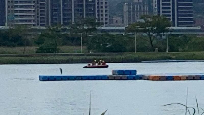 消防人员乘橡皮艇下水将溺毙妇人带上岸。（记者徐圣伦翻摄）