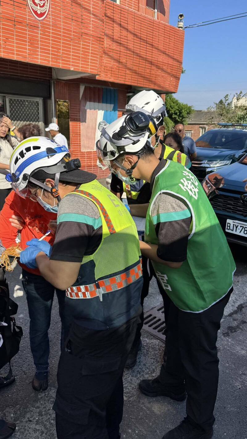 参加芳苑海空步道旅游，因铁牛车翻覆，造成10人受伤。（民众提供）