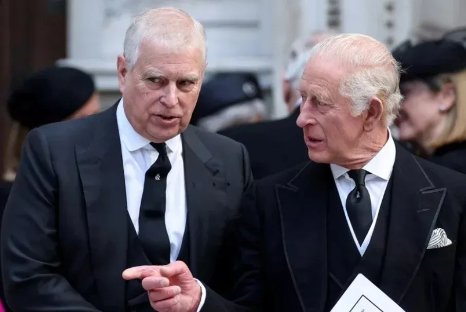 从“英女王最爱的儿子”到被废 他如何一步步走到今天？