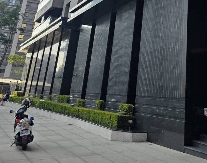 高雄大楼惊传坠楼，男子陈尸友人家中庭。（民众提供）