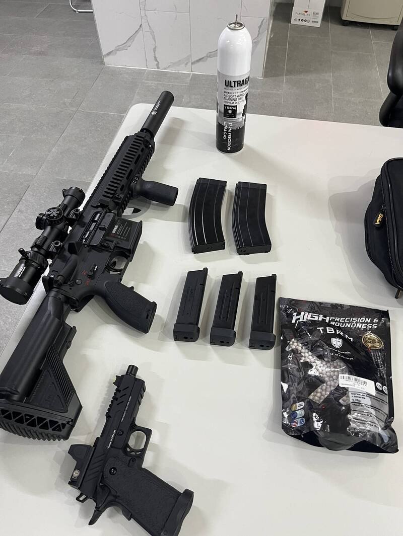 警方查扣瓦斯空气长枪一把、短枪一把，以及5个弹夹、瓦斯罐、BB弹等物品。（记者邱俊福翻摄）