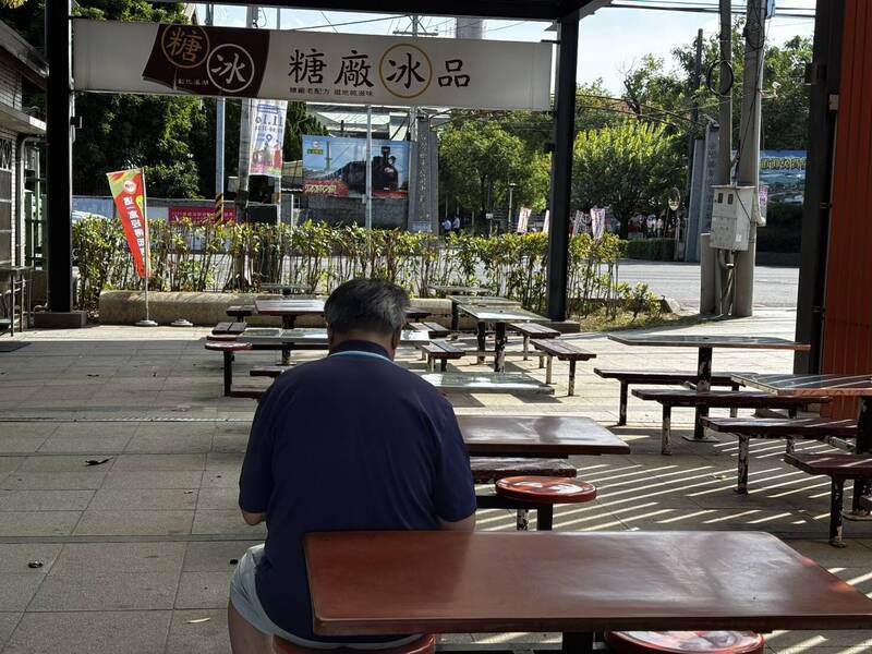 施男与女车手约在溪湖糖厂冰品贩卖部交款1060万元。示意图，图中非新闻当事人。（记者颜宏骏摄）