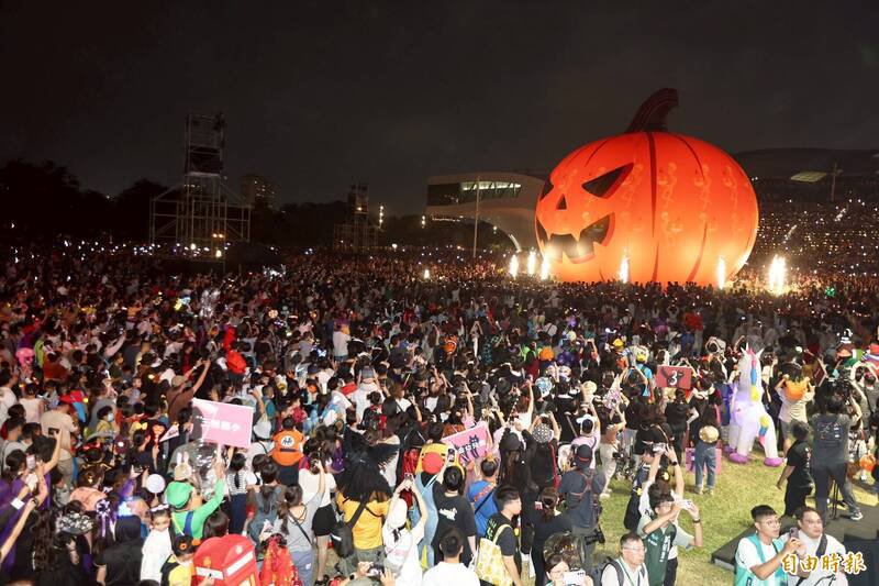 卫武营万圣节巨型南瓜灯秀。（记者黄良杰摄）