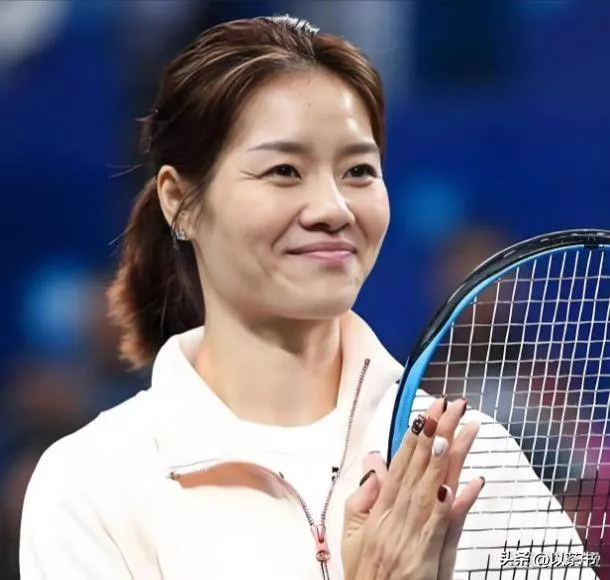 42岁李娜近照,退役后越变越漂亮,儿女双全