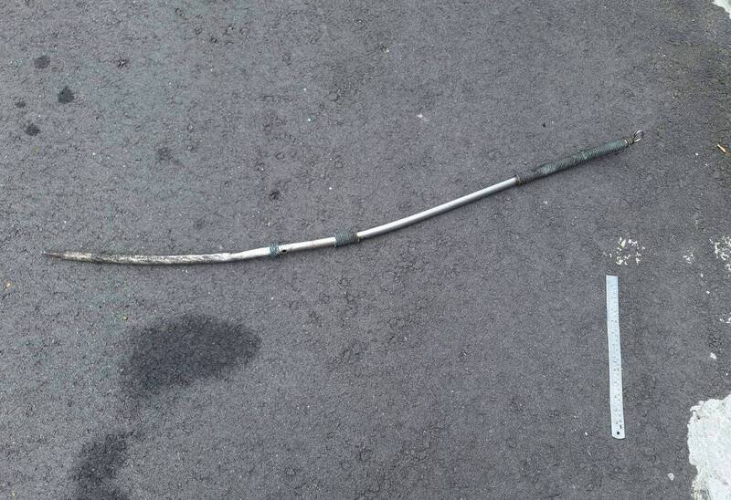 庄姓男子今天上午持铁棒沿路砸车。（记者陈建志翻摄）