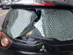 吓人！台中男子沿路随机砸6车 民众合力制伏送办