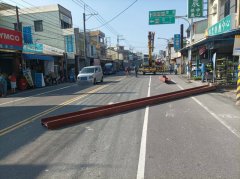 钢筋从天降！营业曳引车载货飞落砸碎民宅水泥墩吓坏人