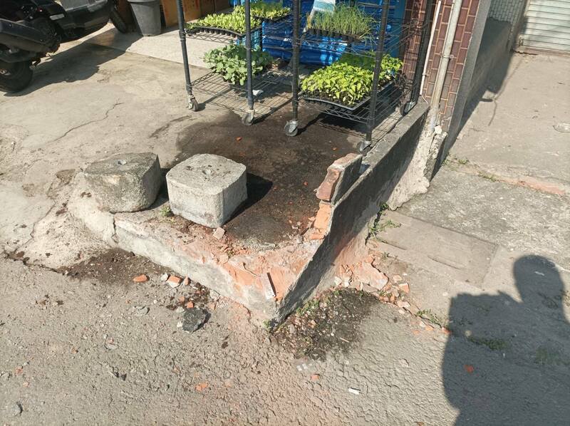 钢筋从天降！营业曳引车载货飞落砸毁民宅水泥墩。（警方提供）