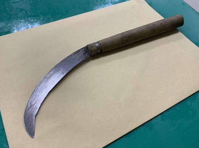 彰化鹿港惊传男子持镰刀狂砍8旬母数十刀鲜血狂喷死亡。非当事案件凶器。（资料照）