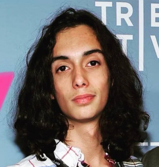 劳勃狄尼洛19岁孙子莱昂德罗狄尼洛在2023年吸毒猝死，警方如今宣布逮捕5嫌。（图撷自IMBD网站）