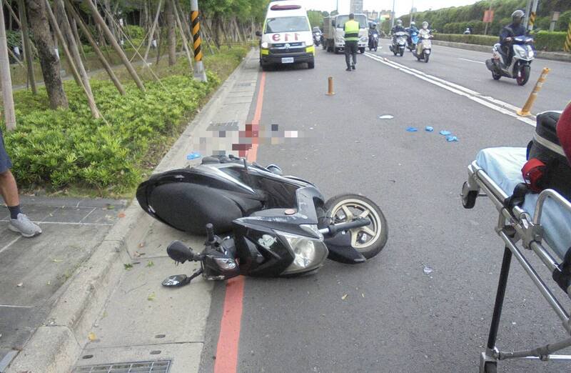 王姓骑士行经新北市中和区环河西路时，疑摔车倒地后，遭到蒋姓男子驾驶的大货车辗过，送医抢救后仍不治。（记者陆运锋翻摄）