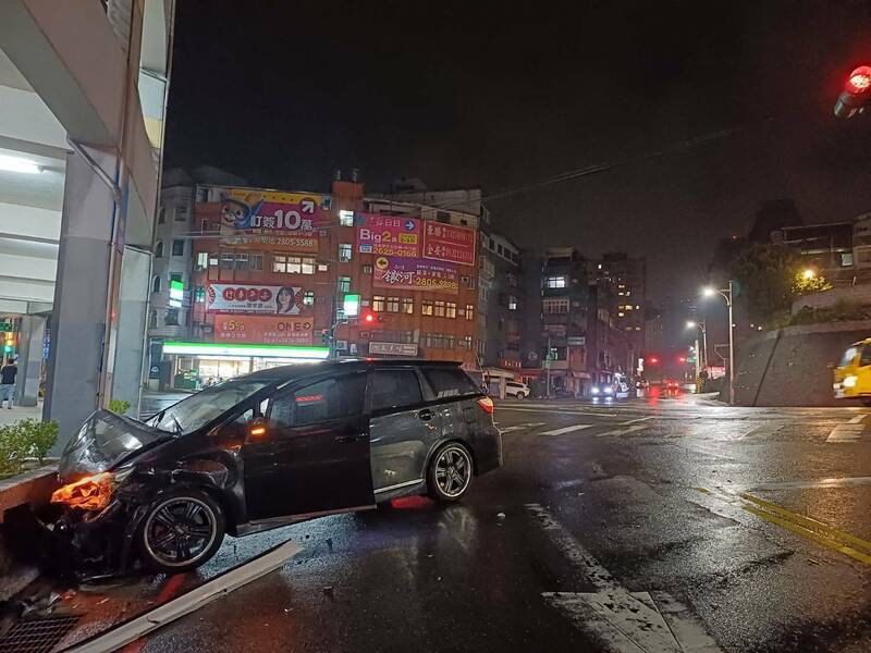 新北市淡水惊传两车对撞后，其中黄女驾驶的白色宝马，失控撞飞骑机车停等红灯的吴姓阿嬷，造成阿嬷命危，车祸肇因仍待调查厘清；图为遭撞直行的黑色轿车。（记者吴仁捷翻摄）