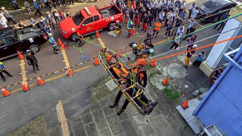 其中绳索救援以高难度高空吊挂、转移患者（见图）等纯熟操作，获得评审们青睐，博得现场如雷掌声。（记者吴仁捷翻摄）