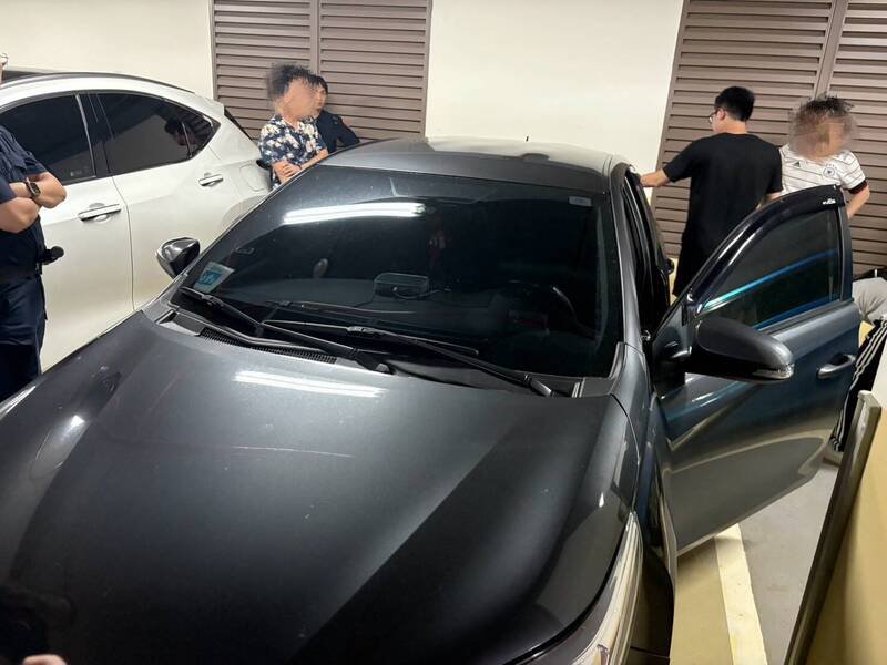 警方查获47岁张嫌及倪姓友人持有毒品。（记者陆运锋翻摄）