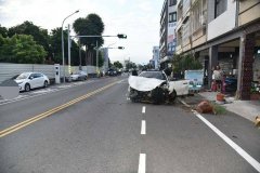 台南清晨连环撞车祸 玛莎拉蒂撞1机车女骑士重创 驾驶肇逃